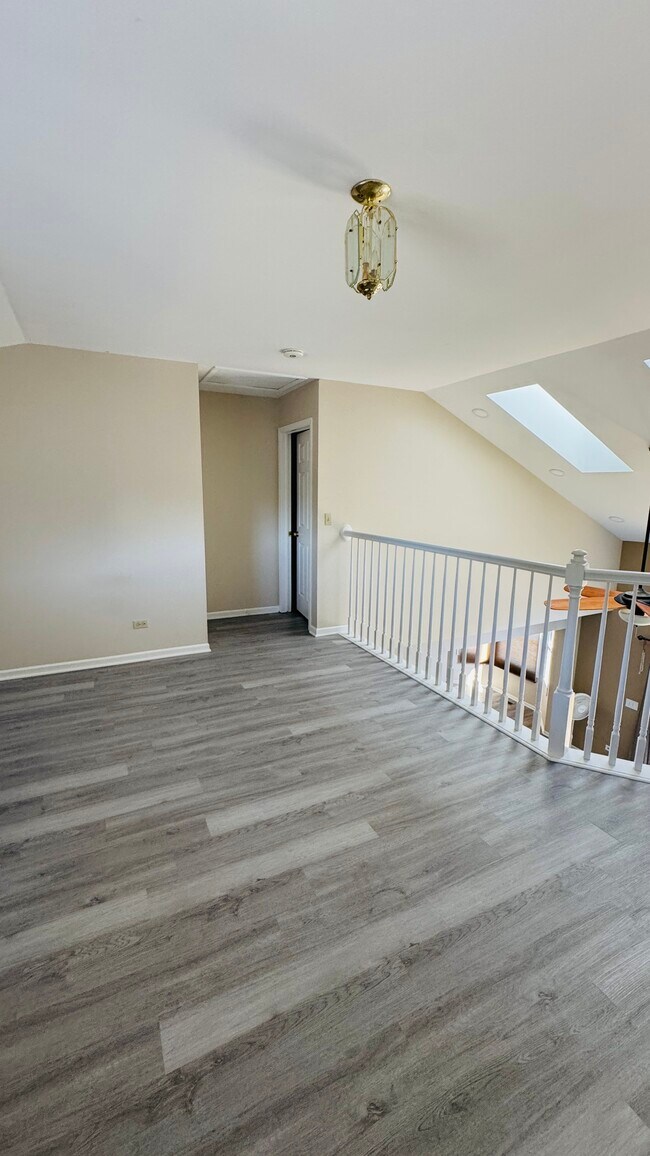 Building Photo - 775 Hoover Dr