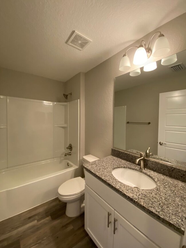 Building Photo - Custom Home - Desirable SE Ocala Neighborhood 3/2/2 **Won't Last**