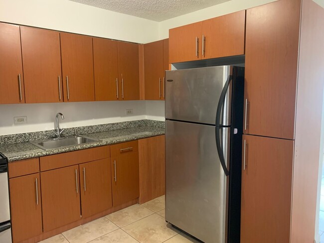 Building Photo - 2 Bedrooms in Hallandale Beach