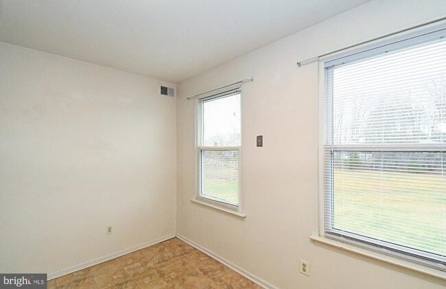 Building Photo - 592 Wrensong Rd