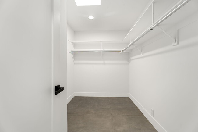 Building Photo - 21 Dartmouth Dr