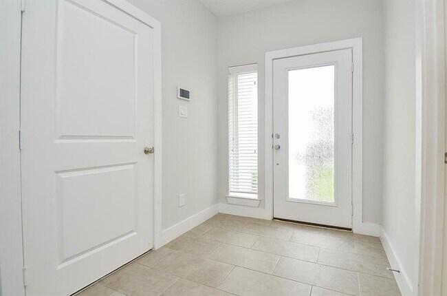 Building Photo - 5903 Val Verde St