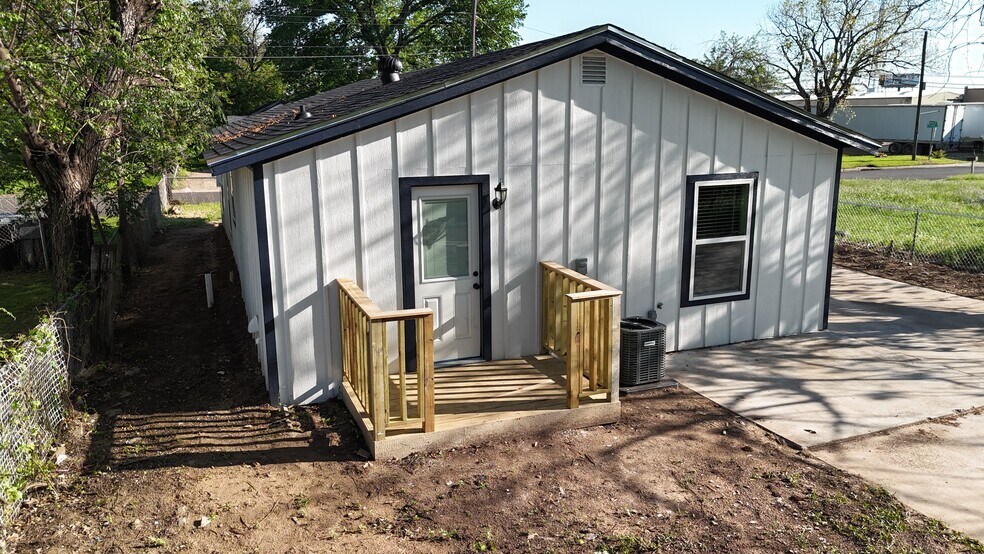 Building Photo - 1210 Southey St