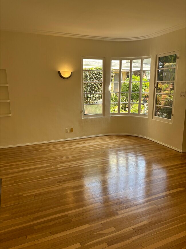 Living room - 407 Riverdale Dr