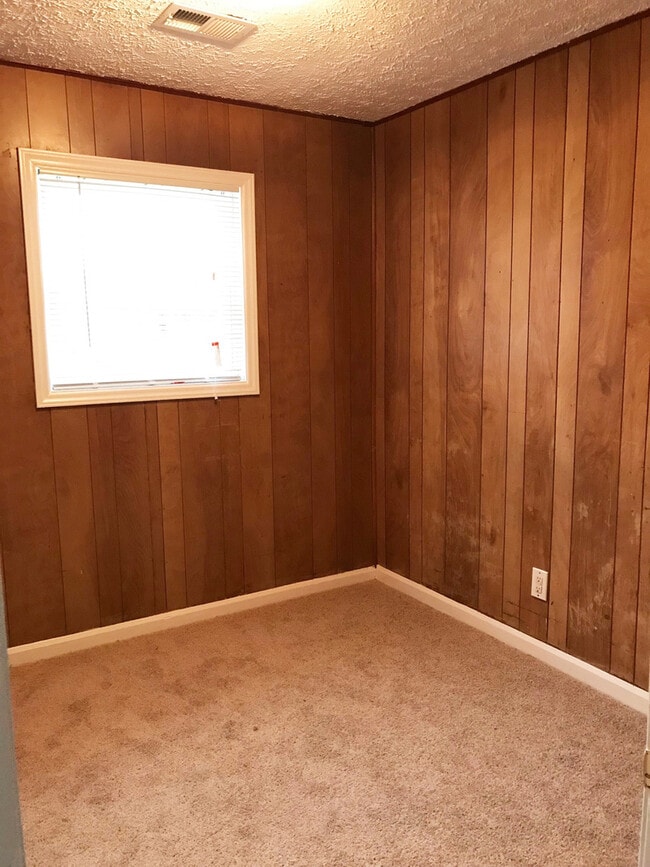 Building Photo - Nice 3 BR Home! Off-Street Parking, W/D Hookups, Fenced Yard, Utility Room, Pets Ok!