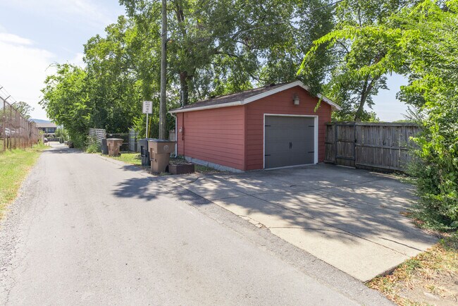 Building Photo - 2104 15th Ave S