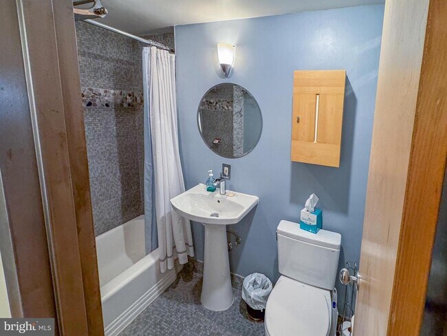 Building Photo - 4720 Chevy Chase Dr