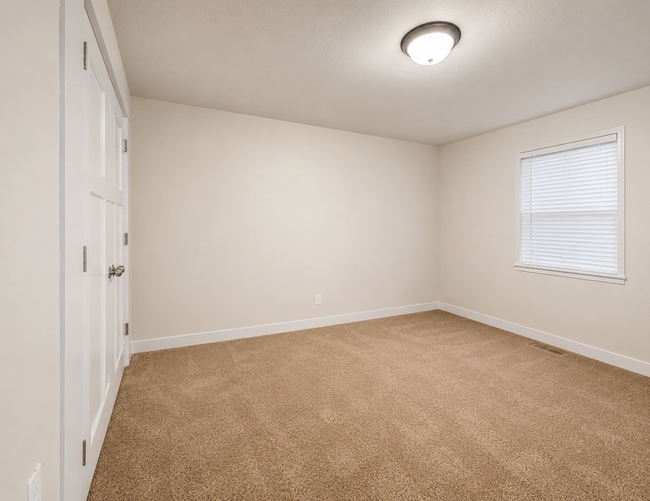 Building Photo - Modern 3-Bed Vineyard Townhome Near UVU with Stunning Amenities!