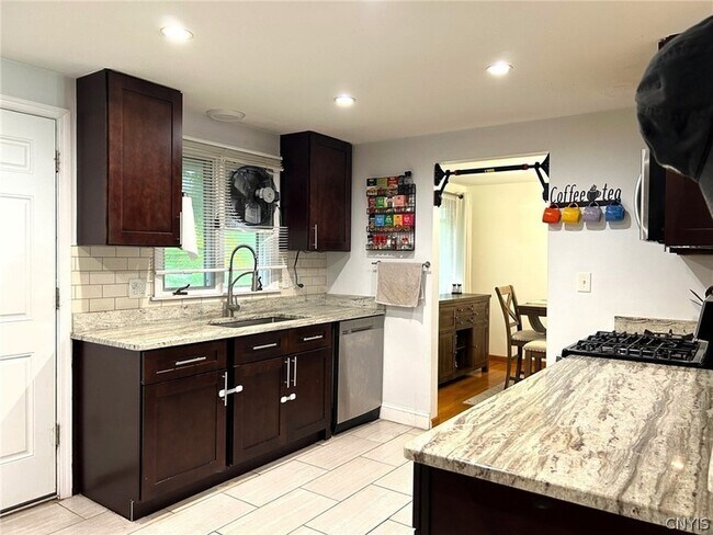 Building Photo - 302 Oakridge Dr