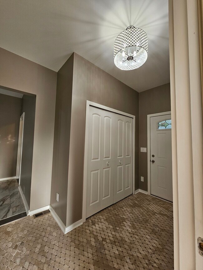 Building Photo - 4822 Hillcrest Dr