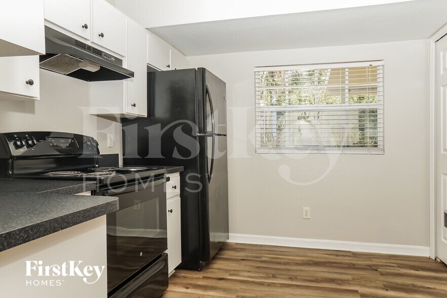 Building Photo - 3240 Alesio Ave