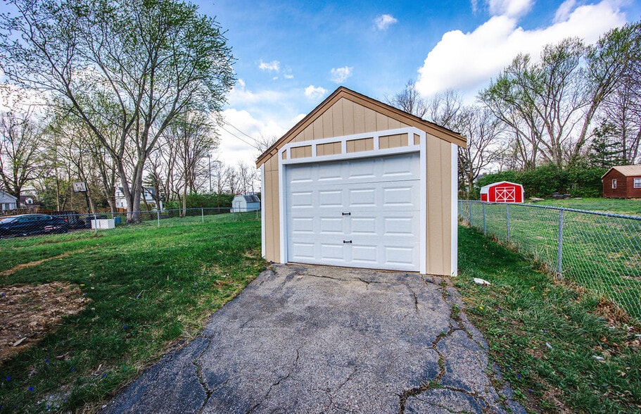 Building Photo - 8253 Brownsway Ln