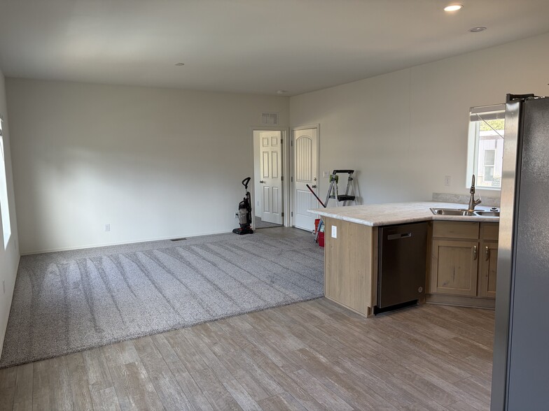 Building Photo - 2000 E Frontier Ave