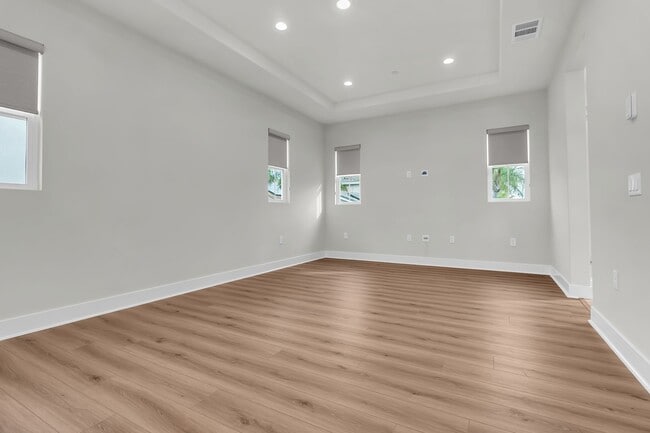 Building Photo - 720 Olivier Dr