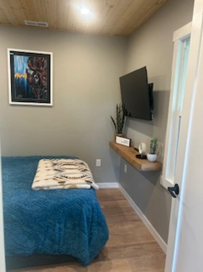 Building Photo - Adorable Fully Remodeled Home in Prime Location – Furnished & Move-In Ready!