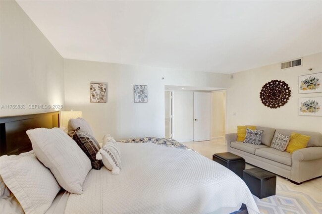Building Photo - 520 Brickell Key Dr