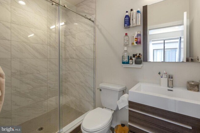 Building Photo - 381 Martin St