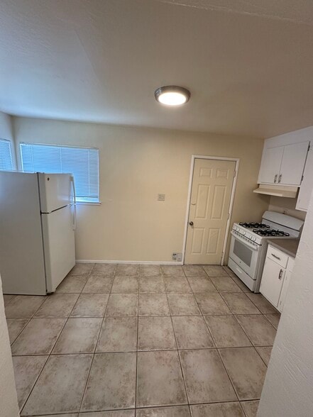 Building Photo - 956 Apgar St