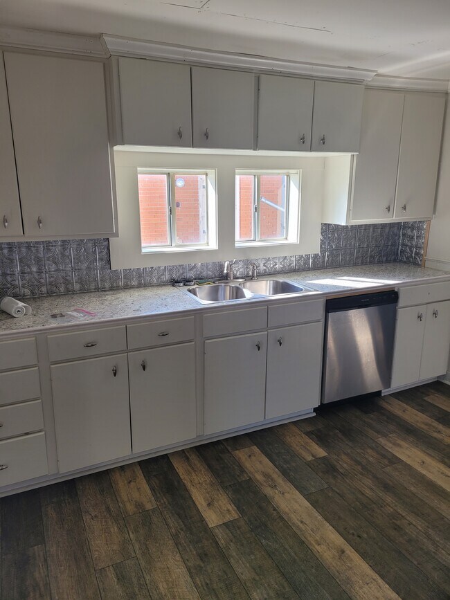 Building Photo - 109 N Suire St