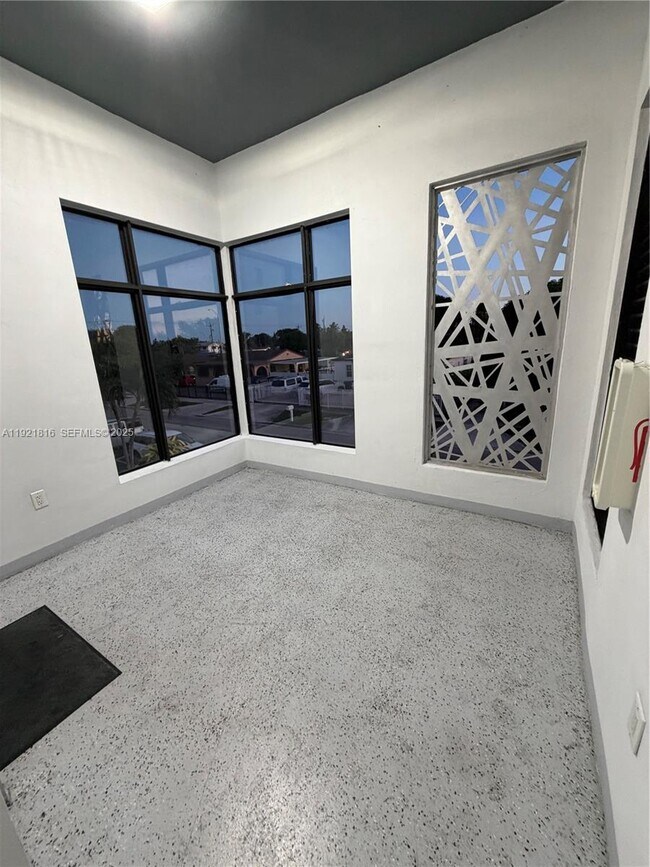 Building Photo - 859 E 24th St