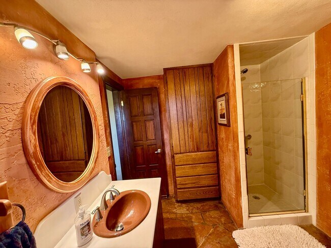 Building Photo - Historic Manitou Springs Home for Rent – M...