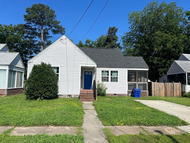 Building Photo - Recently reduced in price!! Welcome to thi...