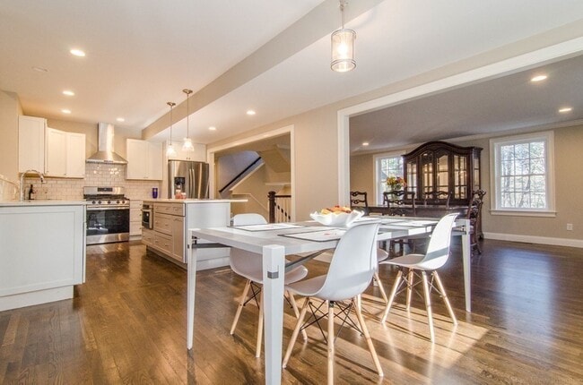 Building Photo - 718 Main St