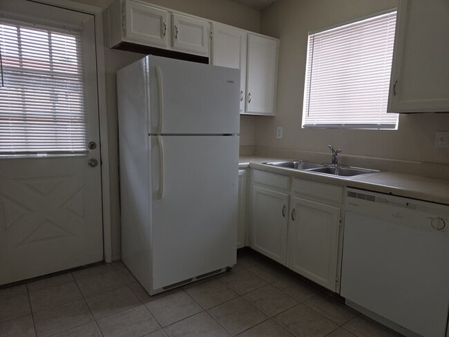 Building Photo - 2 bedroom 1 bath with covered parking