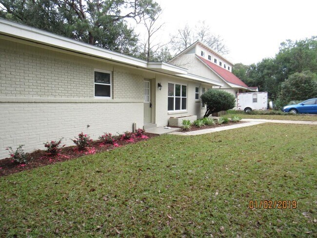 Building Photo - 3826 Arbutus Dr