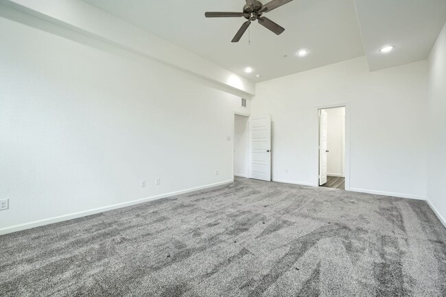 Building Photo - 4 Bed and 2.5 Bath Luxurious Townhome in Frisco!