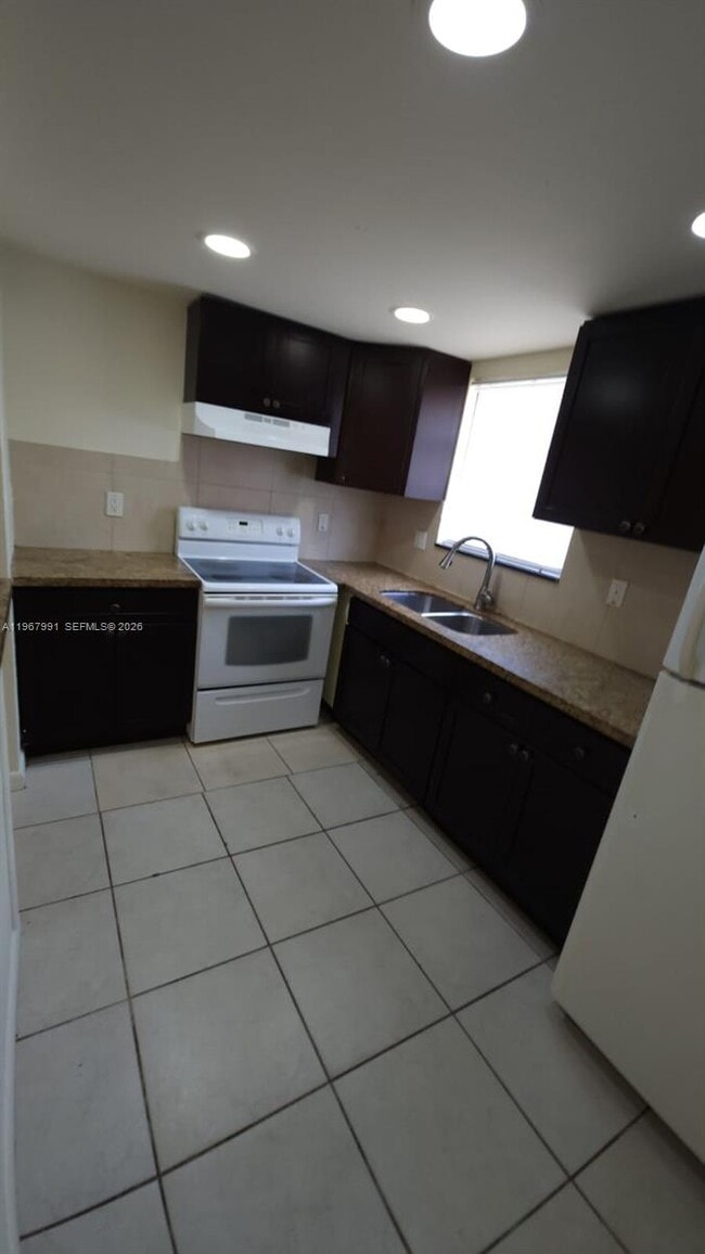 Building Photo - 2121 NE 168th St