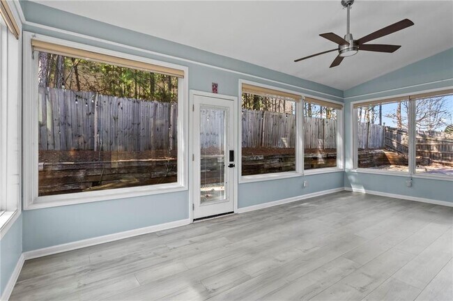 Building Photo - 3030 Northcliff Dr