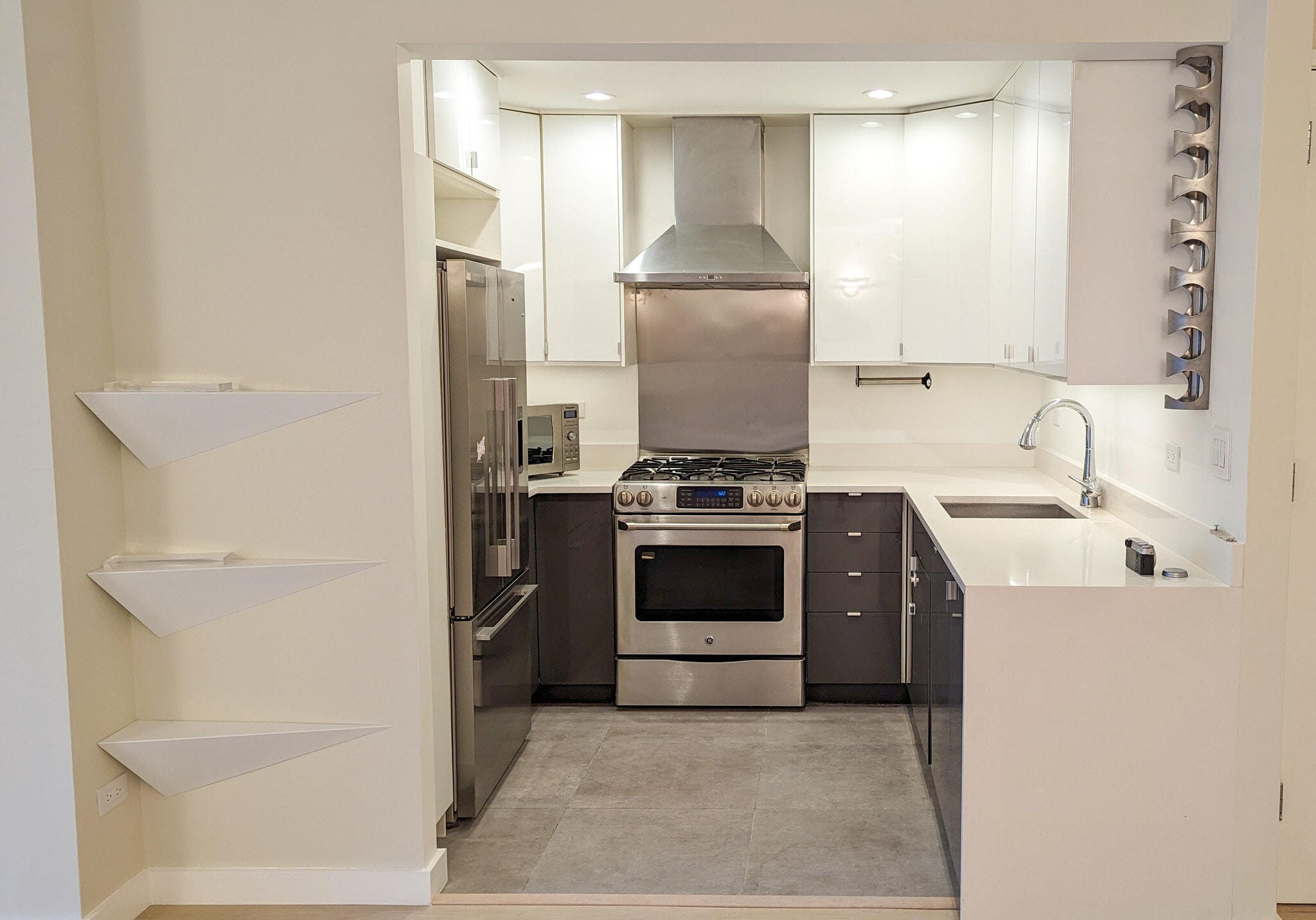 Building Photo - 420 E 64th St