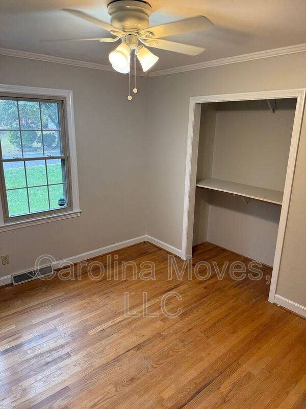 Building Photo - 708 W Lee Rd