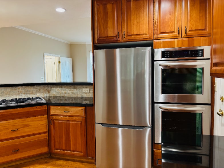 Building Photo - 242 N San Pedro Rd