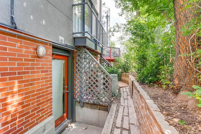 Building Photo - Modern West End Pearl St. 1 Bed/1 Bath Con...