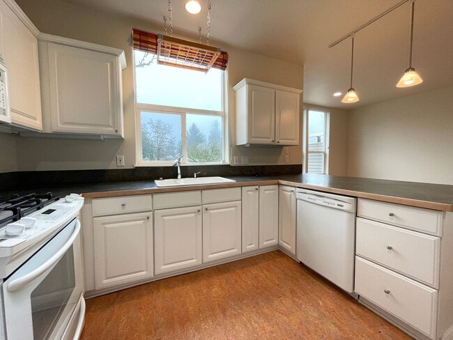 Building Photo - Gorgeous Townhouse in the Heart of Multnomah Village with Attached Garage, Outdoor Space