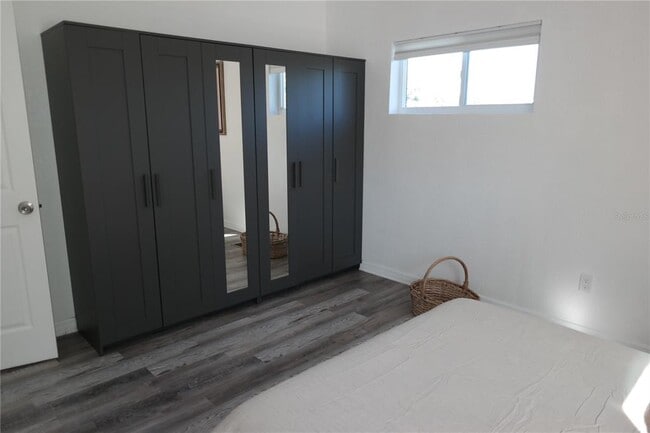 Building Photo - 1025 7th St S