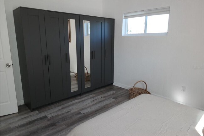 Building Photo - 1025 7th St S