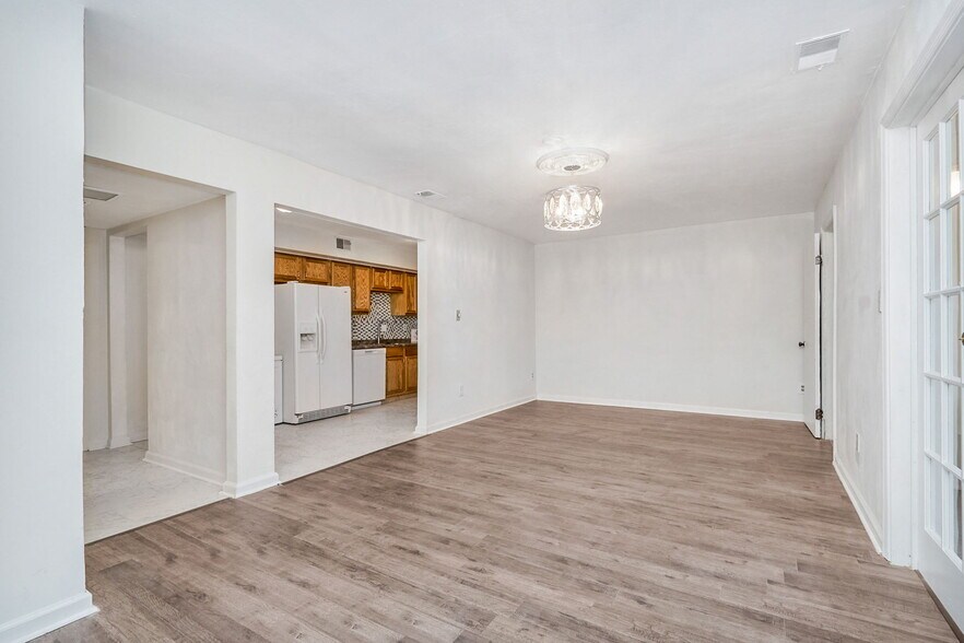 Building Photo - 5213 Clover Hill Dr