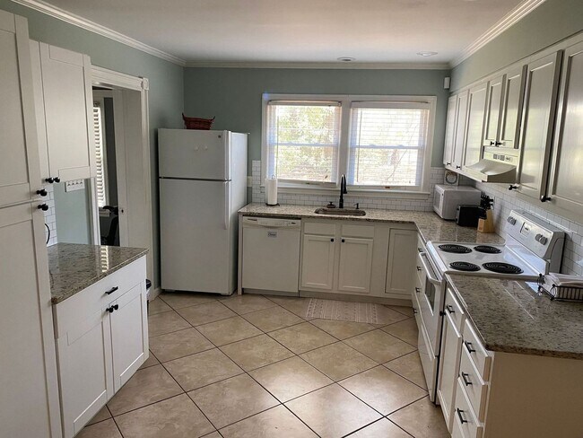 Building Photo - l2432 Largo Drive- furnished