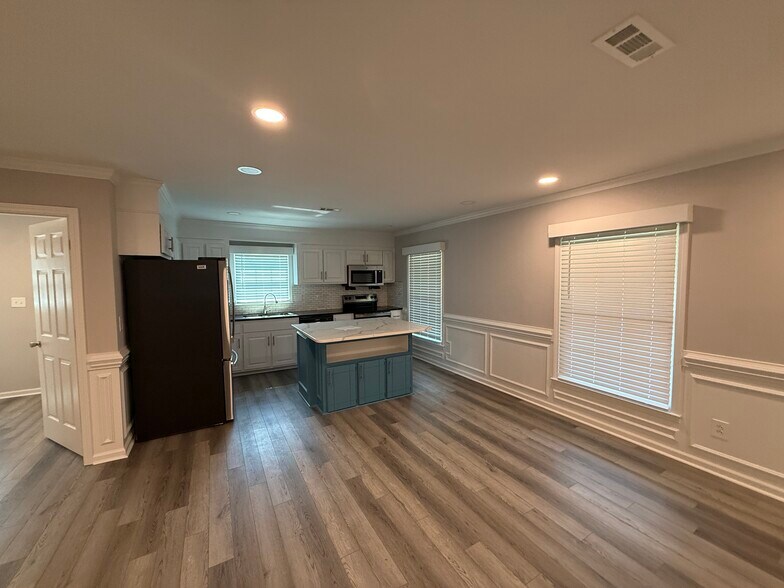Building Photo - 725 Brookside Dr