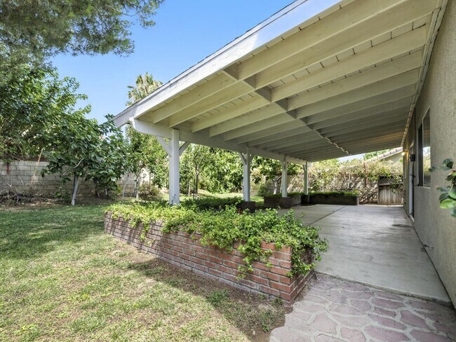 Building Photo - 44131 Sunmist Ct