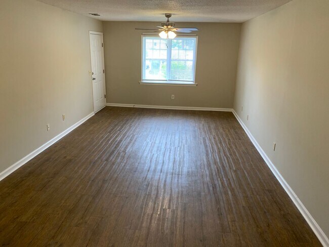 Building Photo - 013 University Ct