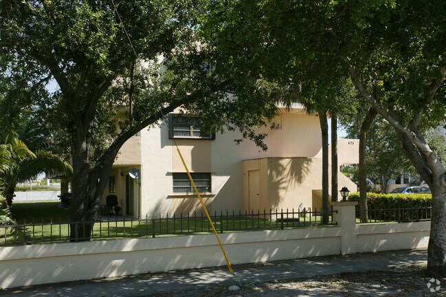 Building Photo - 425 Swallow Dr