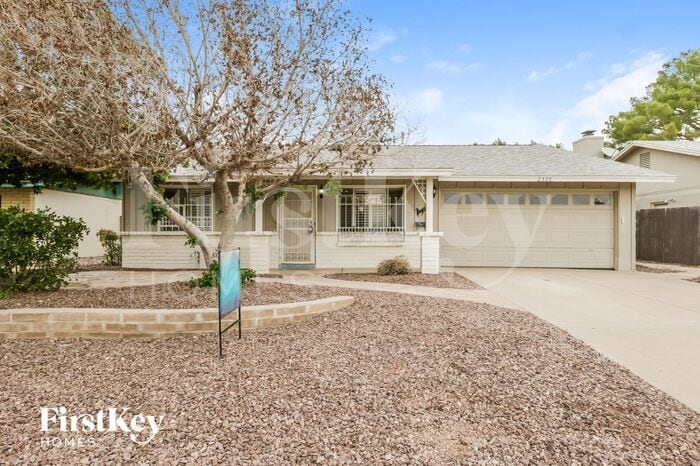 Primary Photo - 2328 E Manhatton Dr
