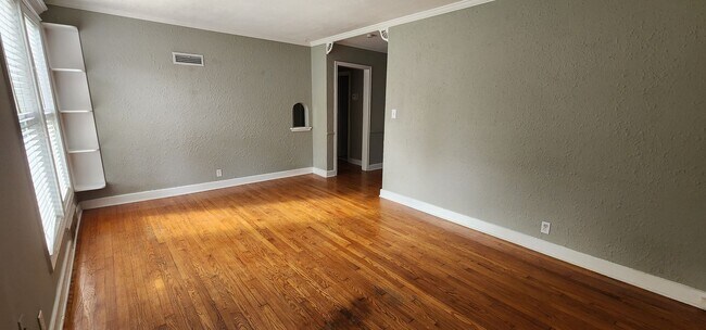 Building Photo - Charming 2-bedroom, 1-bathroom home located in the heart of Kansas City, MO