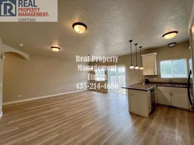 Building Photo - 3 bed 2.5 bath townhome in Fox Run