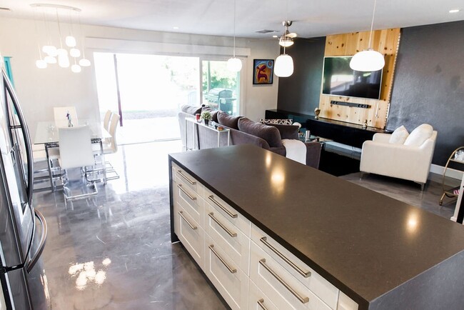 Building Photo - Gorgeous Fully Furnished 3 Bd 2 Bath Vacat...