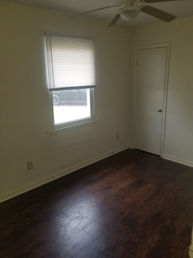 Building Photo - 3- Bedroom & 1- Bath